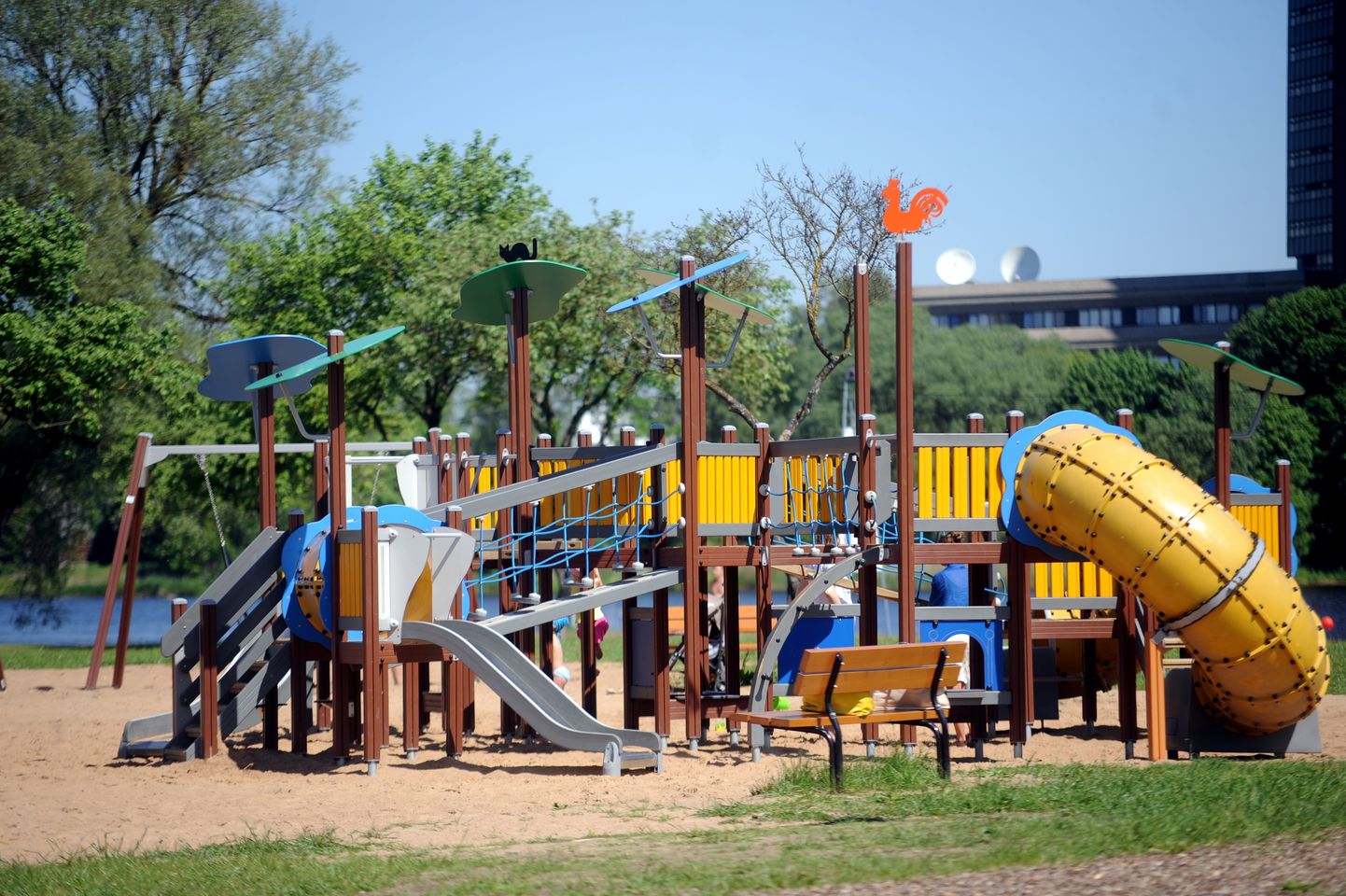 Bērnu rotaļu laukums aktīvās atpūtas parkā Lucavsalā.