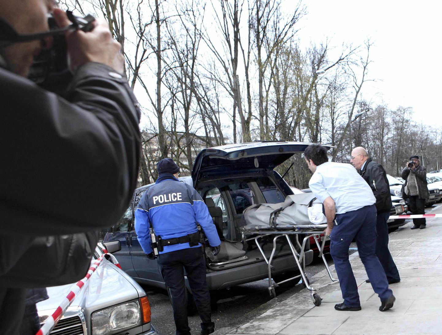Šveitsis leiti korterist tapetuna neljaliikmeline pere