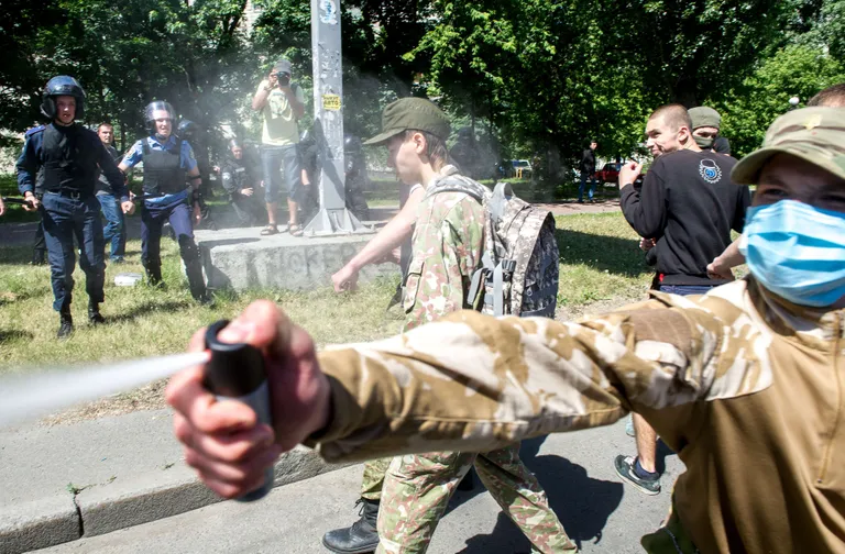 Marurahvuslased loopisid marsil osalejate pihta suitsupomme ja lasid pipragaasi. Foto: Scanpix
