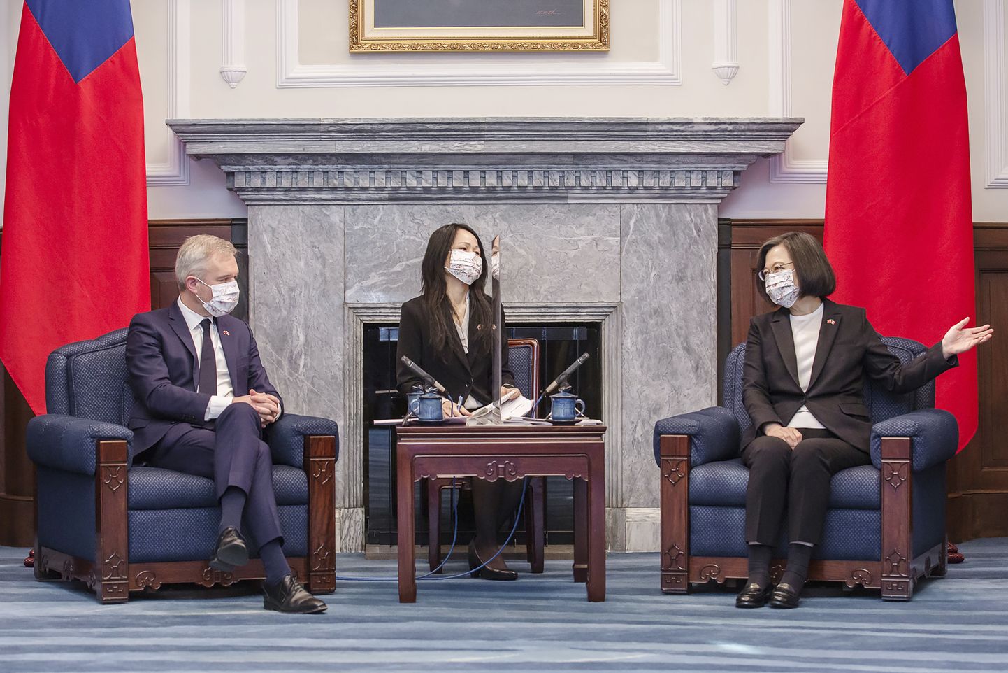 Taiwani president Tsai Ing-wen (paremal) kohtumas täna Prantsusmaa parlamendi Taiwani sõprusrühma esimehe François de Rugyga (vasakul).