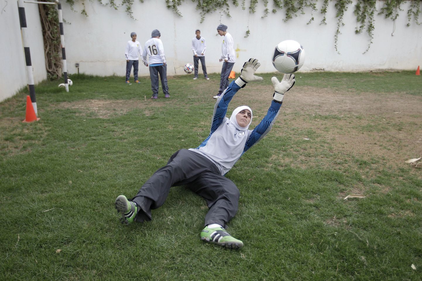 Saudi-Araabia tüdruk jalgpalliga harjutamas