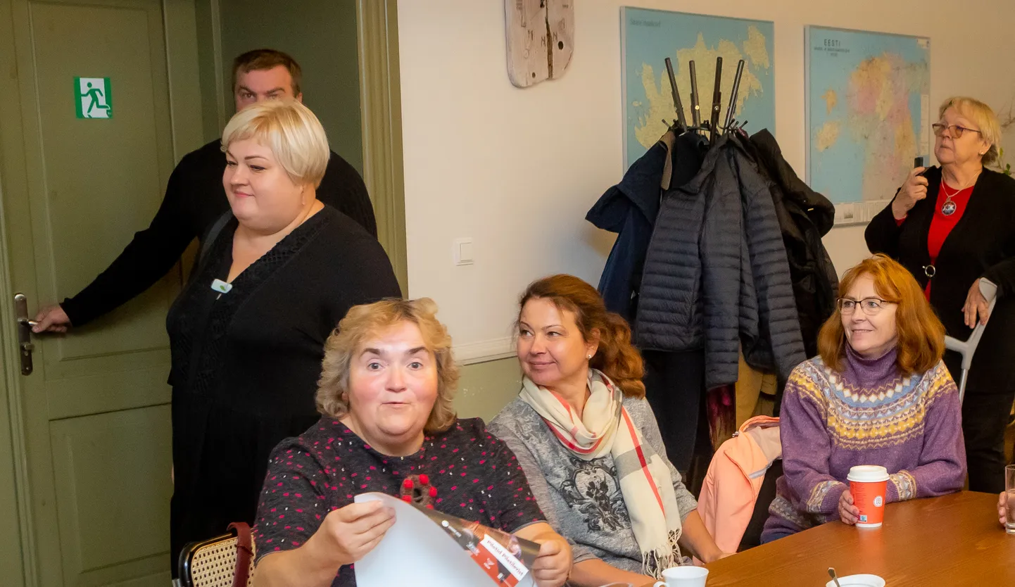SAAVAD SENISELT TÖÖKOHALT LAHTI: Enne eilset koosolekut ei osanud ükski kultuuritöötaja arvata, milliste sõnumitega vallajuhid neid kostitavad. Vasakult Triino Lest, tema selja taga paistab Mehis Peegel, Anu Viljaste, Aili Salong, Krista Lember ja Maire Sillavee.