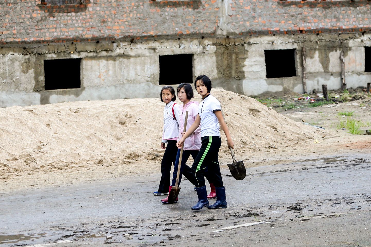 Koolilapsed Pyongyangi tänaval.