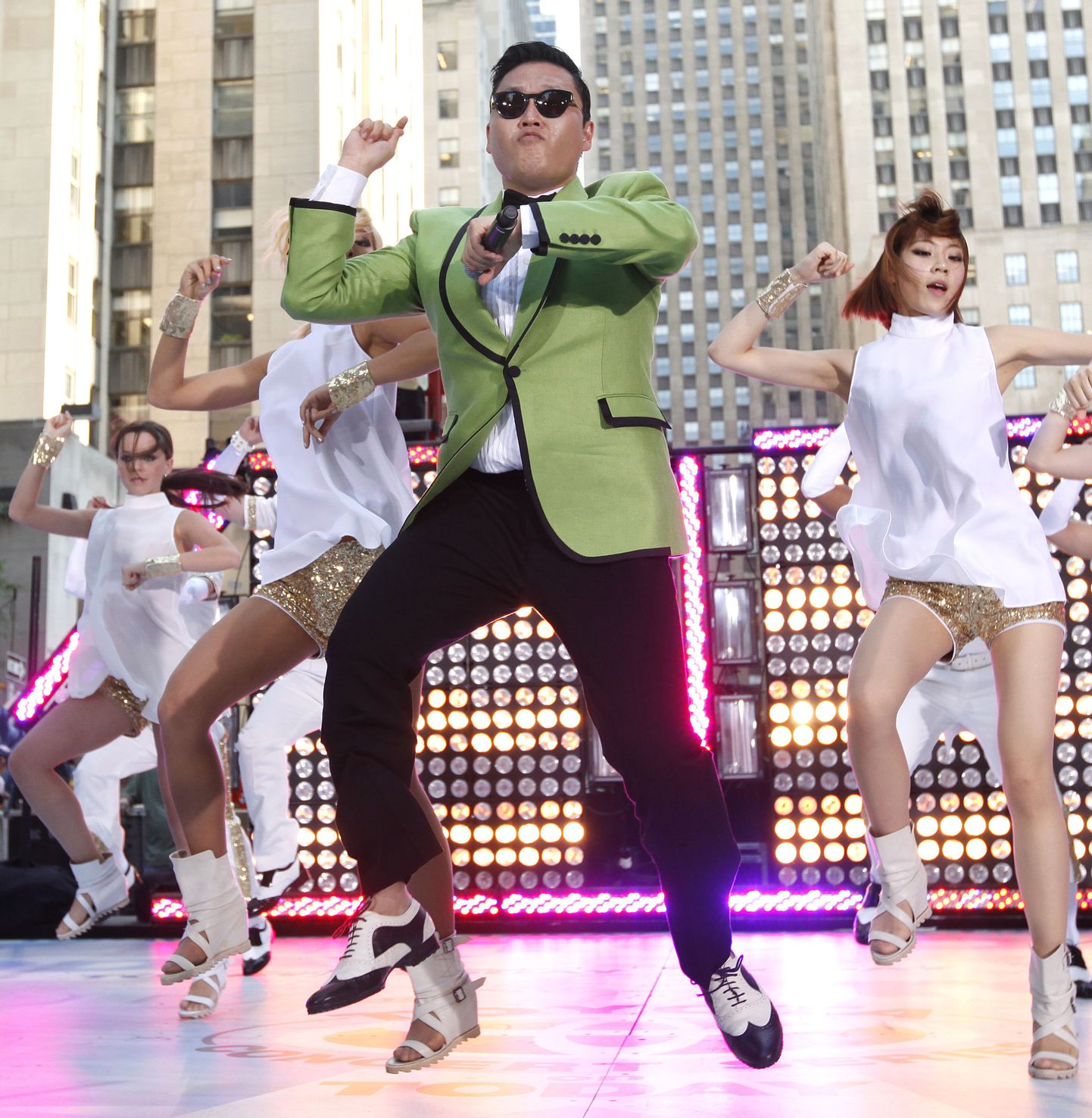 Lõuna-Korea muusiku Psy laul «Gangnam Style» avaldati 2012. aasta juulis ja kogus populaarsust üle kogu maailma.