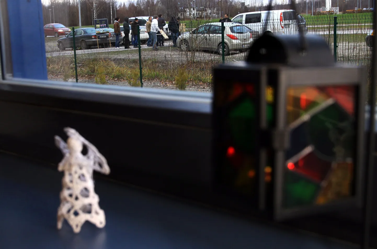Pärnu lastekodu uute peremajade ehitajad piketeerisid kelmuses süüdistatava peatöövõtja vastu, kes jättis ehitised püsti pannud alltöövõtjad rahata.