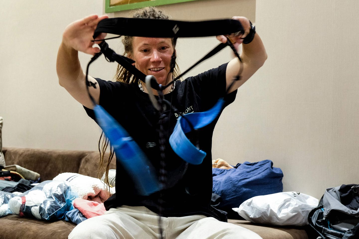 Norra alpinist Kristin Harila sätib varustust pärast usutlust AFP-ga 30. mail Nepali pealinnas Katmandus.