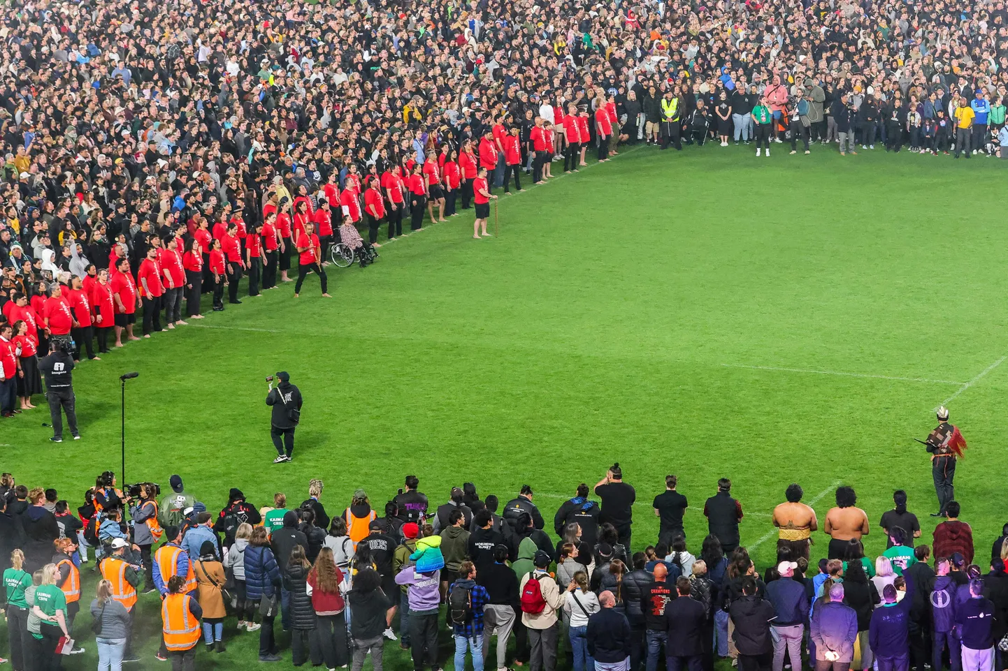 Haka tantsimise Guinessi maailmarekordit püstitama kogunenud inimesed täna Aucklandis Eden Parki staadionil.