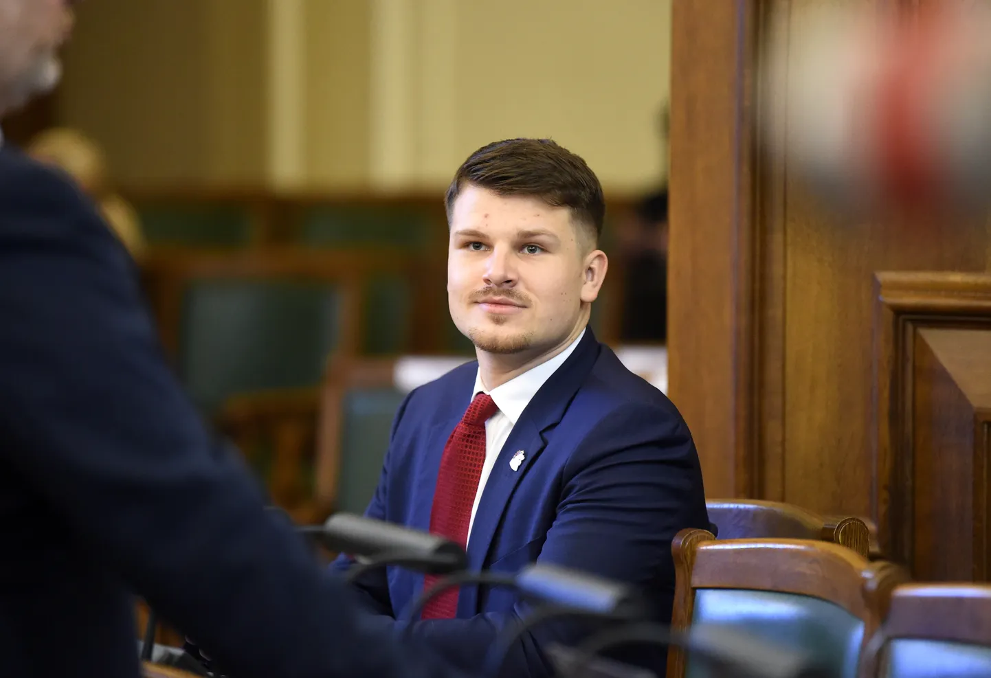 Saeimas deputāts Ričards Šlesers Saeimas ārkārtas sēdē, kurā paredzēts balsojums par uzticības izteikšanu Krišjāņa Kariņa izveidotajam Ministru kabinetam.