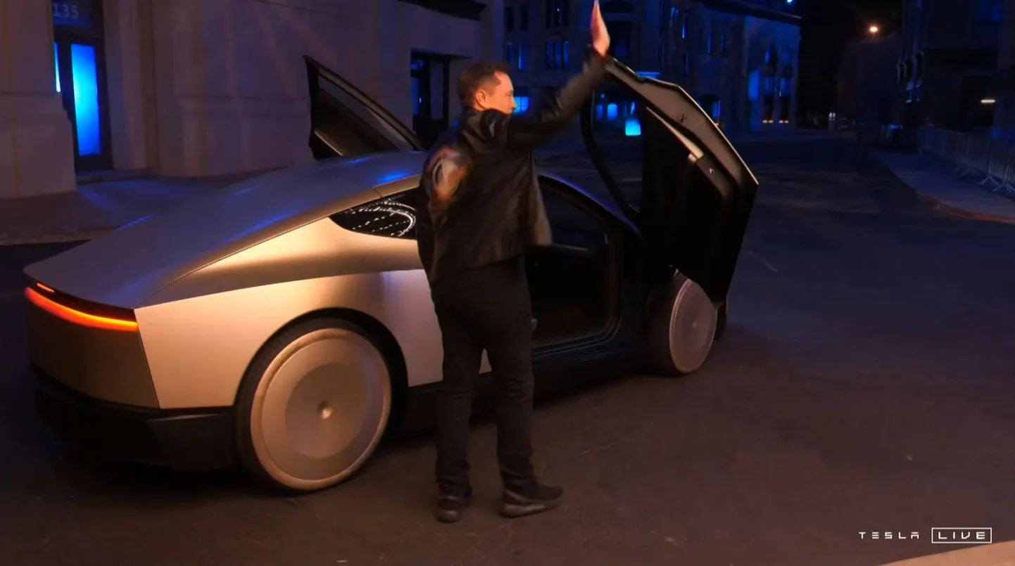 10. oktoobril 2024 saadud videokaader näitab Tesla tegevjuhti Elon Muski lehvitamas oma kauaoodatud robotaksi kõrval Los Angelese lähedal Warner Brothersi stuudiokrundil toimunud esitlusel.