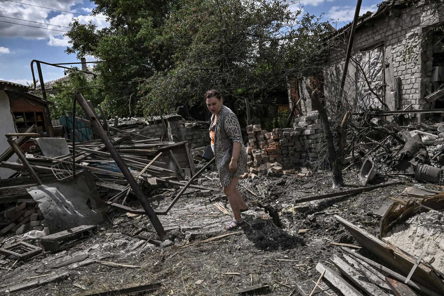 Naine eile seismas enda purustatud kodus Lõssõtšanskis.