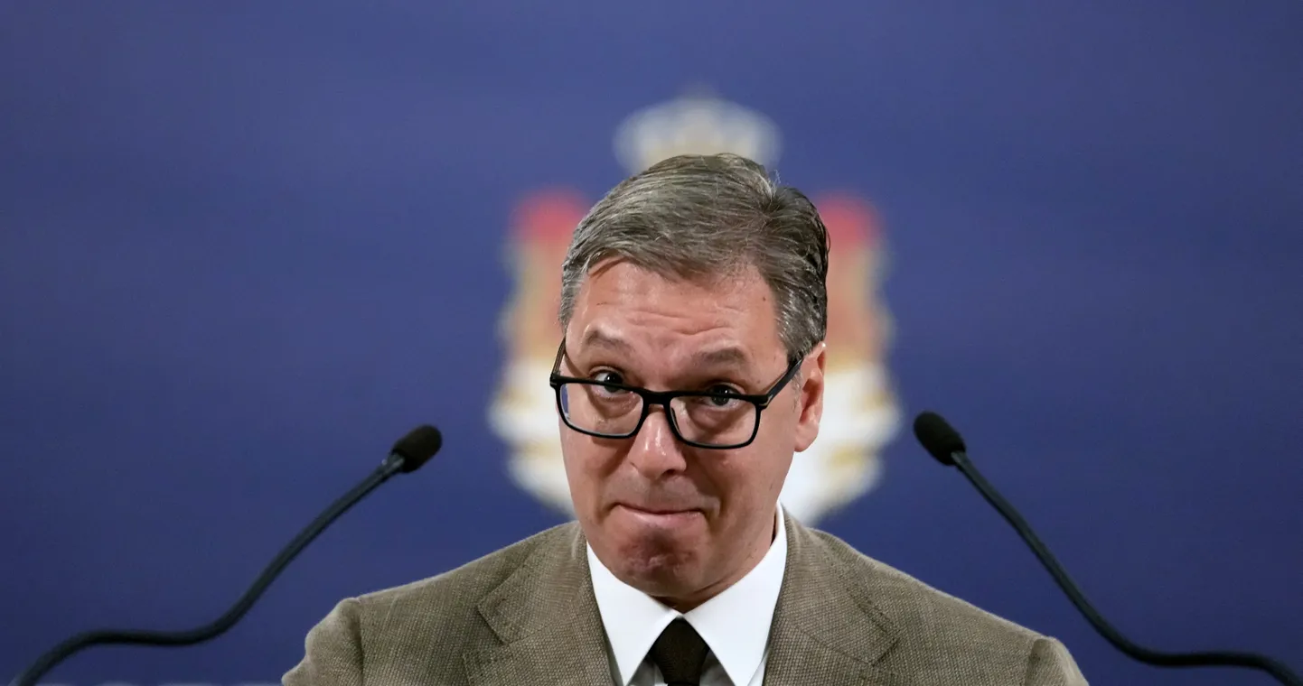 Serbia president Aleksandar Vučić juuni lõpus pressikonverentsil.