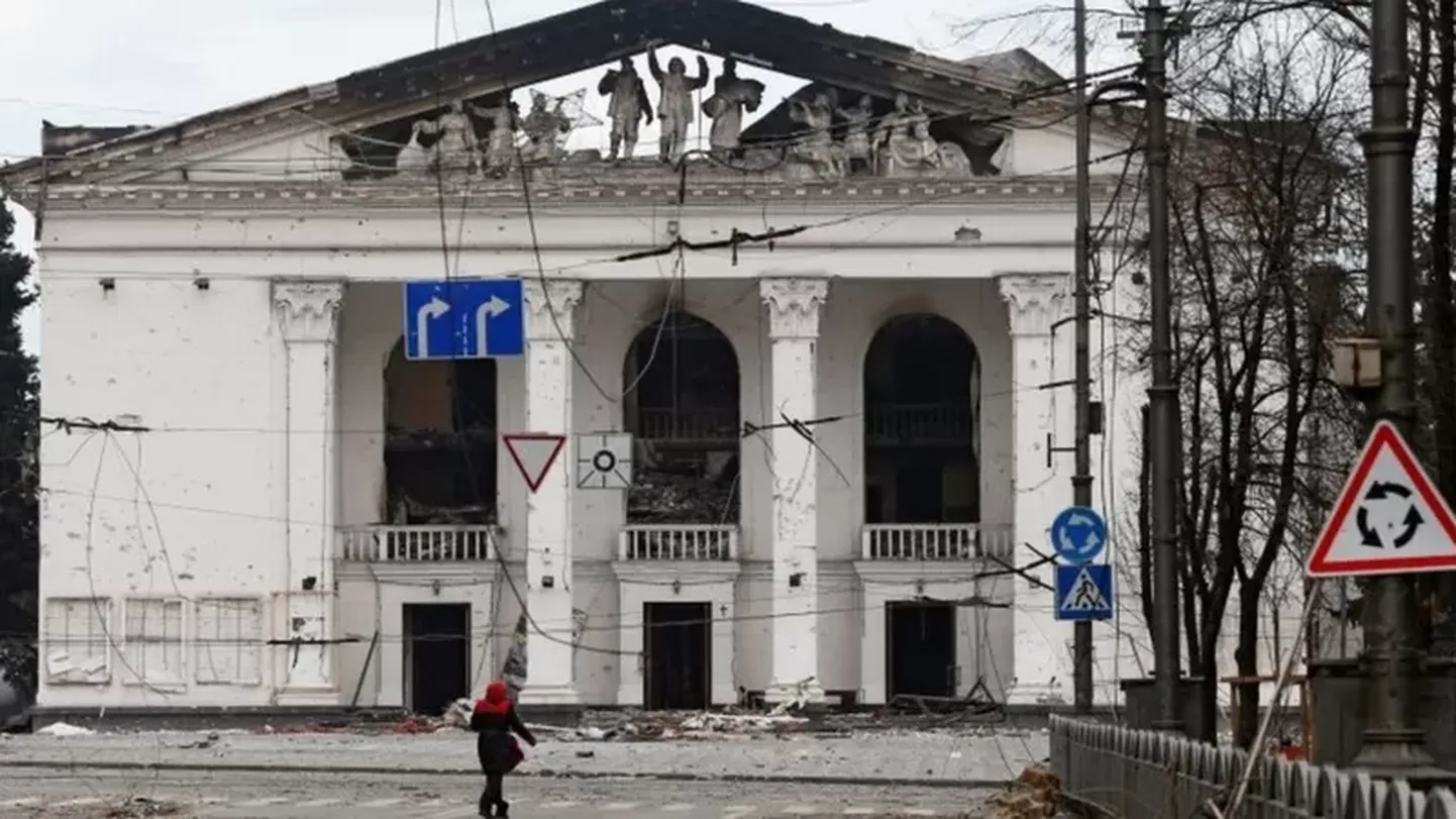Одна из статей, вызвавших недовольство Генпрокуратуры, описывает разрушение драмтеатра в Мариуполе, где укрывались мирные жители