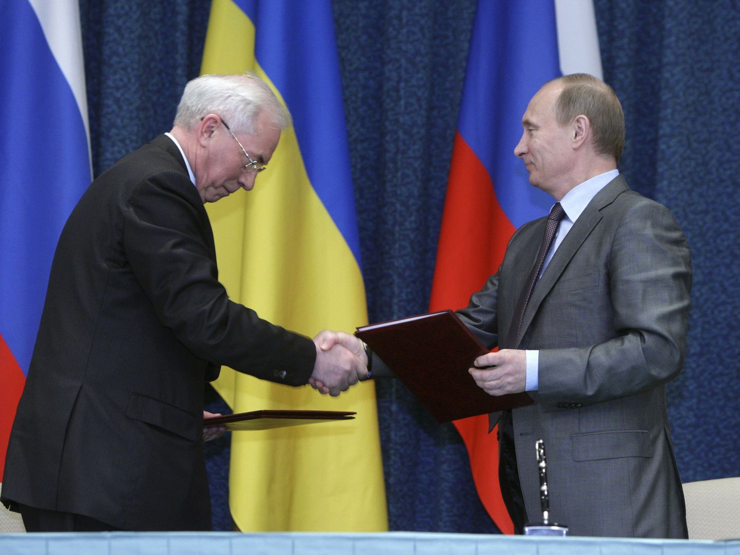 Venemaa peaminister Vladimir Putin ja tema Ukraina ametivend Mykola Azarov lepinguid vahetamas.