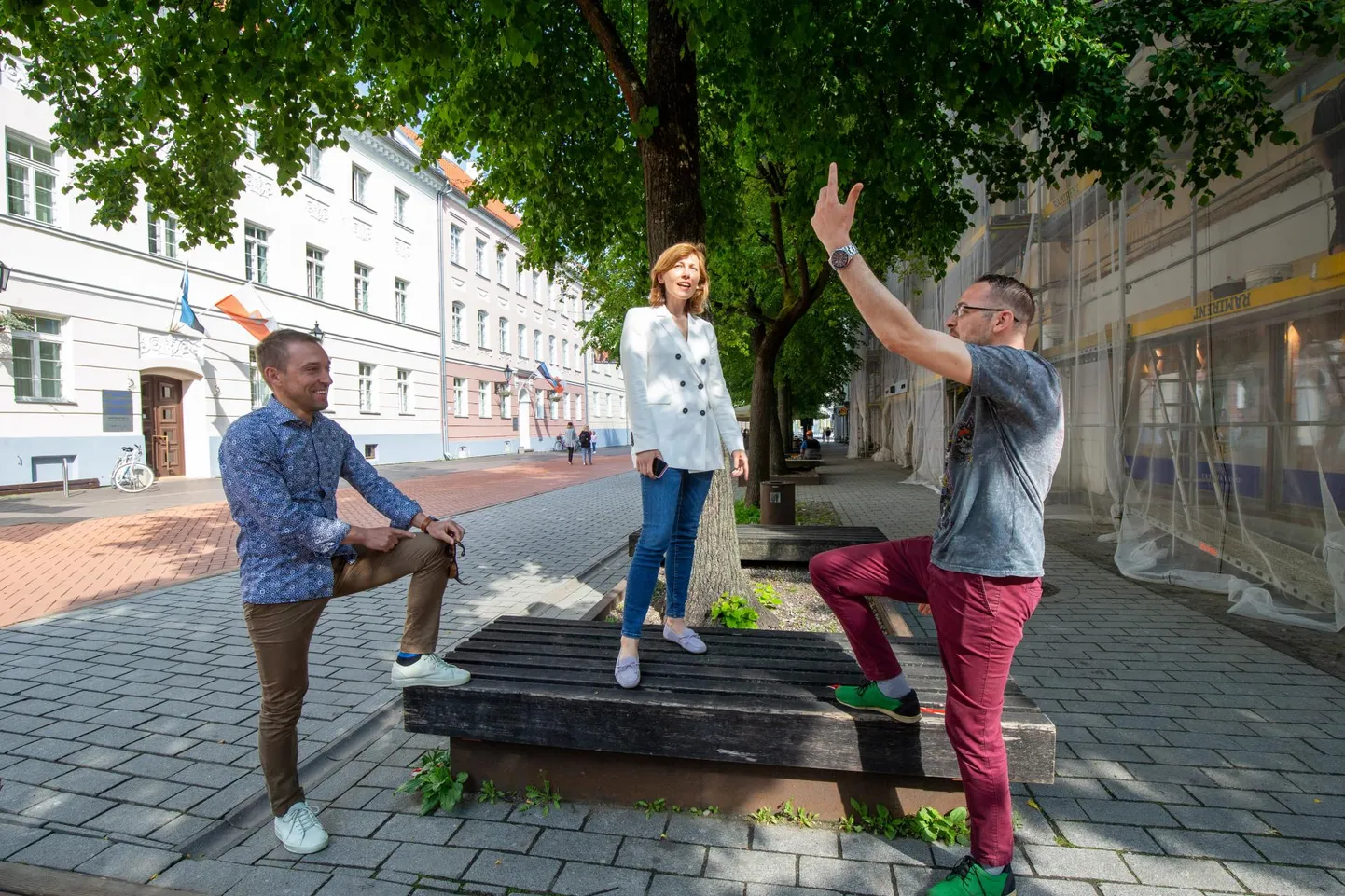 ZeroESTi drooniehituse projekti eestvedajad Roomer Tarajev (vasakul), Kaili Ojamets ja Marek Alliksoo on sellest rääkides nagu vanad sõbrad, kelle omavahelised arutelud mööduvad lõbusas tujus.
