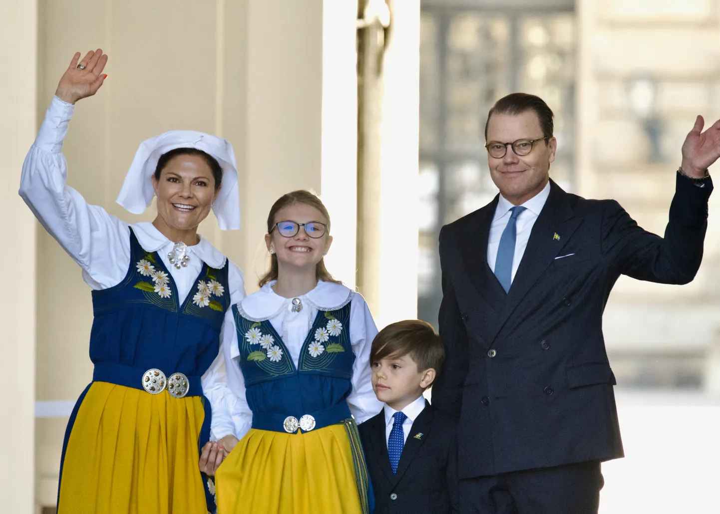 Rootsi kroonprintsess Victoria, printsess Estelle, prints Oscar ja prints Daniel 6. juunil 2023 Rootsi rahvuspühal Stockholmis kuningalossi juures rahvale lehvitamas. Printsess Estelle sai 13-aastaseks 23. veebruaril 2025.