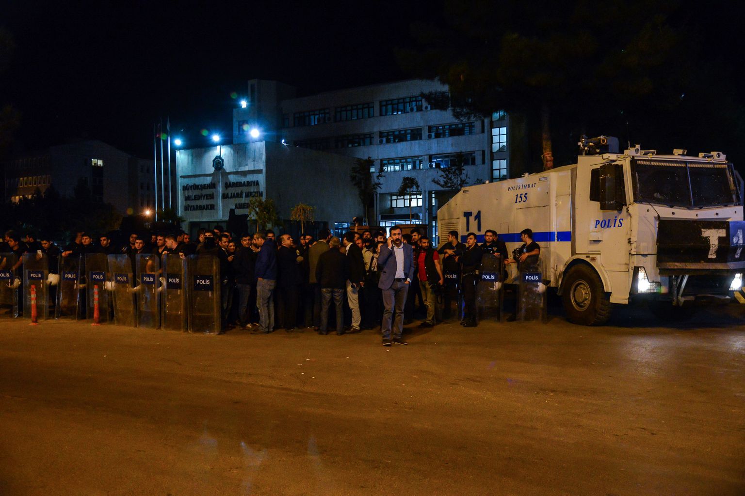 Türgi märulipolitsei Diyarbakiri linnavalitsuse hoone juures.