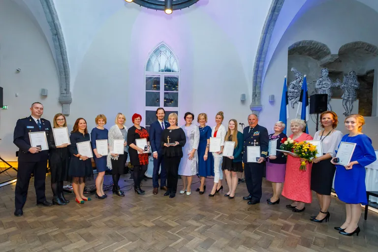 Vastne siseminister Katri Raik andis täna üle kodanikupäeva aumärgi Pärnumaal lähisuhtevägivalla ohvrite abistamise võrgustiku loonud Ingrid Meerbachile ja veel 14 tublile eestimaalasele.