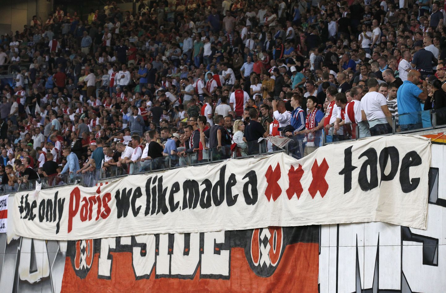 Amsterdami Ajaxi fännid tervitasid neile Meistrite liigas külla saabunud Paris Saint Germaini sellise loosungiga.