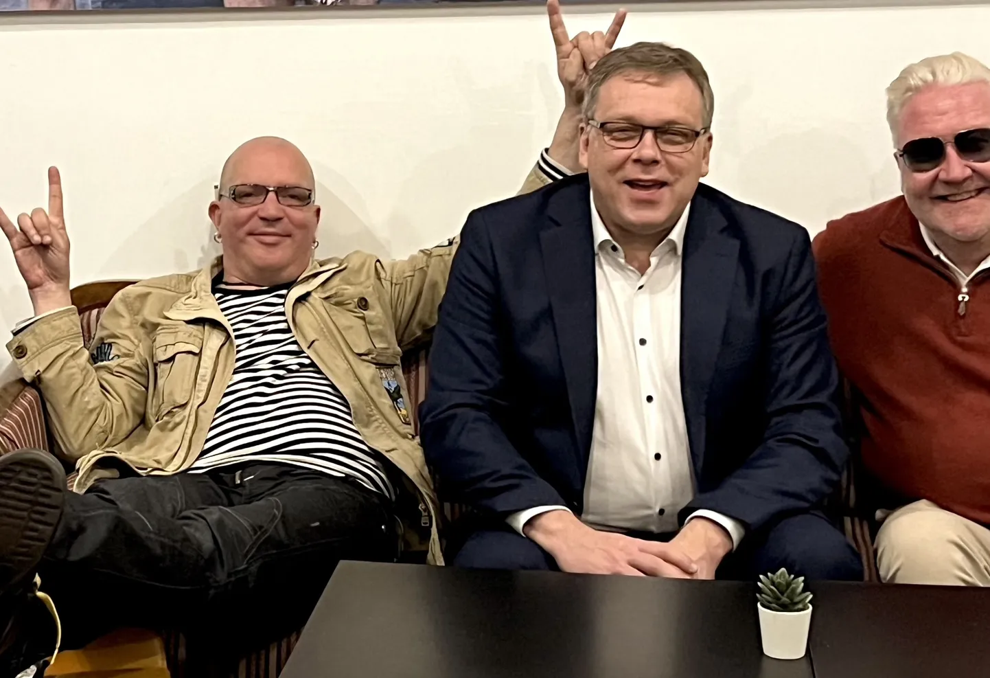 Hussar koos Raidi ja Reinaasaga diivanil kükitamas