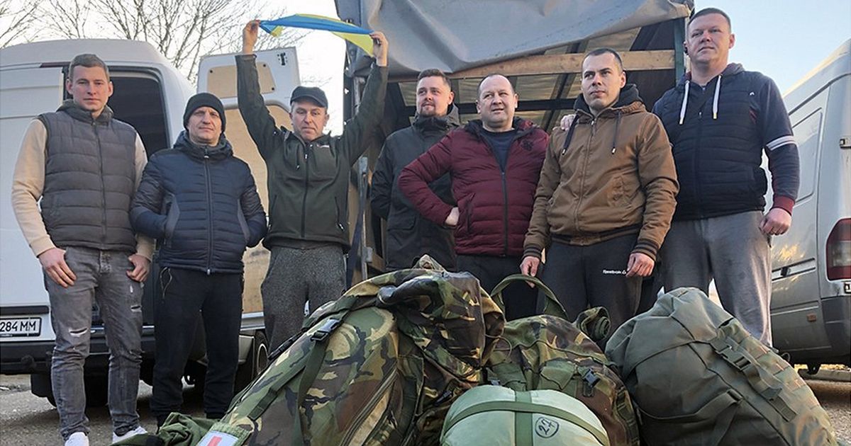 Как переехать в украину. Украинцы уезжают. Британские добровольцы в Украине. Украинский кризис 2022. Военные парни на Украине.