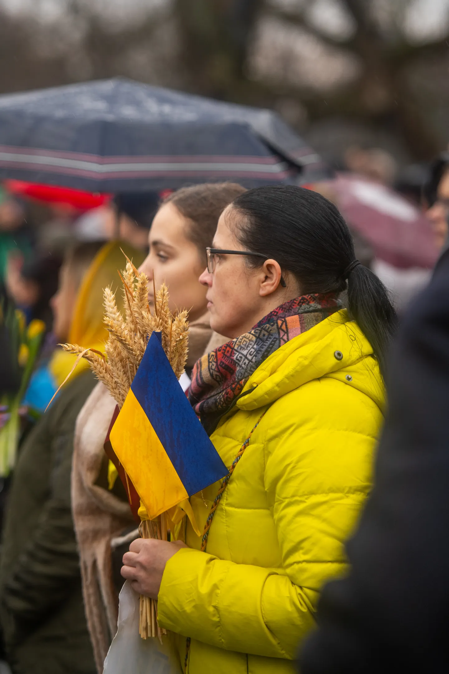 Rīgā cilvēki pie Brīvības pieminekļa pulcējas Ukrainas atbalsta pasākumā