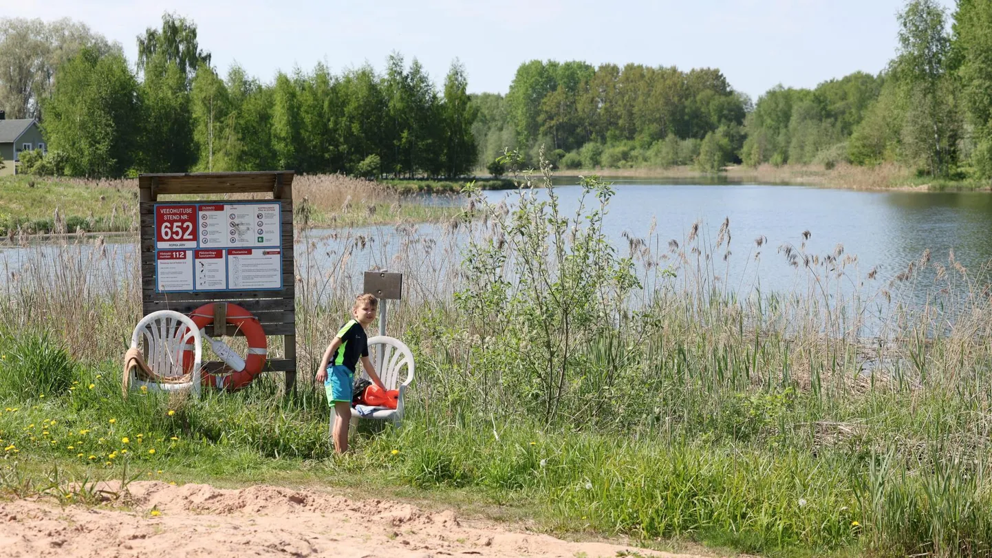 Külitses elav Kuldar Lossmann tõi randa kaks aiatooli, et ta ise ja poeg Rico (pildil) saaks suplemas käies oma asju seal hoida ning vajadusel veidi jalgu puhata, sest lisaks prügikastidele pole rannas ka ainsatki pinki.