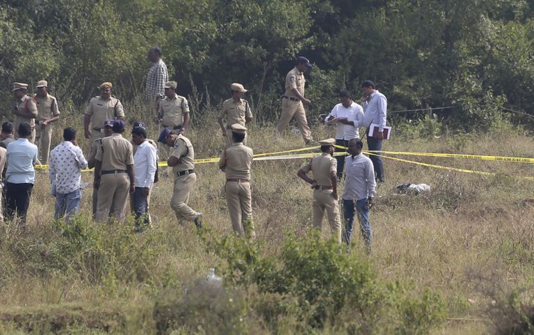 India politsei ja kriminalistid Hyderabadist 50 kilomeetri kaugusel asuvas Shadnagaris, kus politseinikud lasid maha neli meest, keda kahtlustati vägistamises ja mõrvas