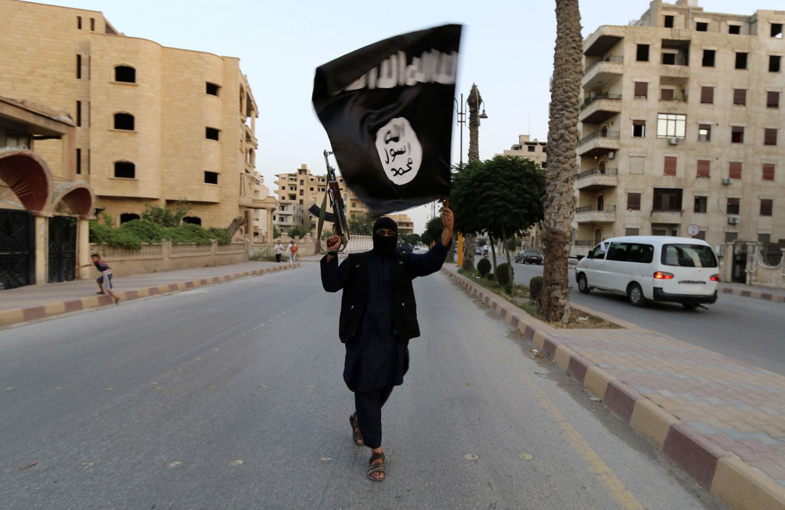ISIS-e liige terrorirühmituse lipuga Raqqas 2014. aastal.