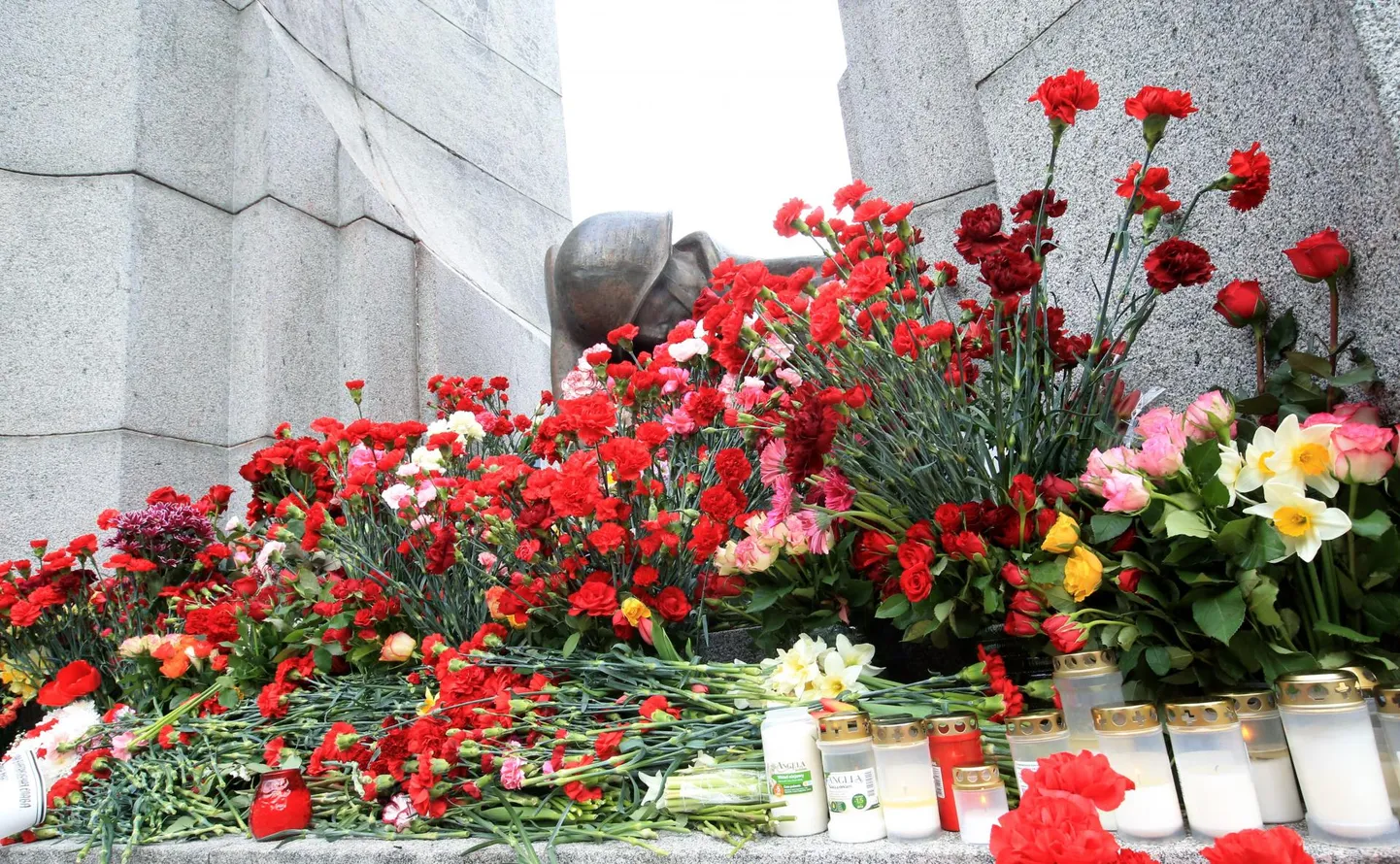 9. mai tähistamine Raadi punamonumendi juures selle aasta kevadel.