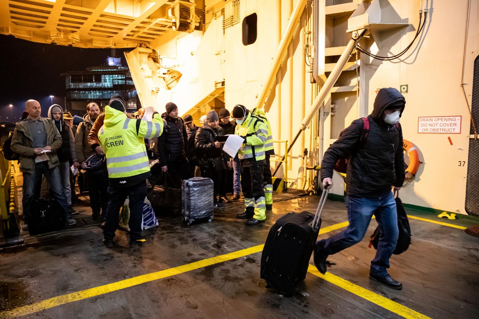 Koostöös valitsusega saatis Tallink erandkorras Saksamaale laeva Romantika, et tuua ära piiride sulgemise tõttu Euroopasse lõksu jäänud inimesed ja sõidukid. Pildil Saksamaal Sassnitzis Romantika pardale saabujad.