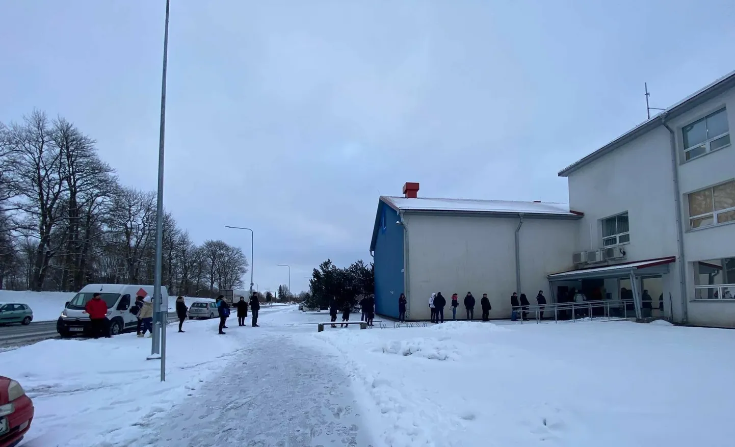 Enne passilaua avamist reede hommikul oli dokumendi toimingute ootel inimeste järjekord tekkinud juba õue.