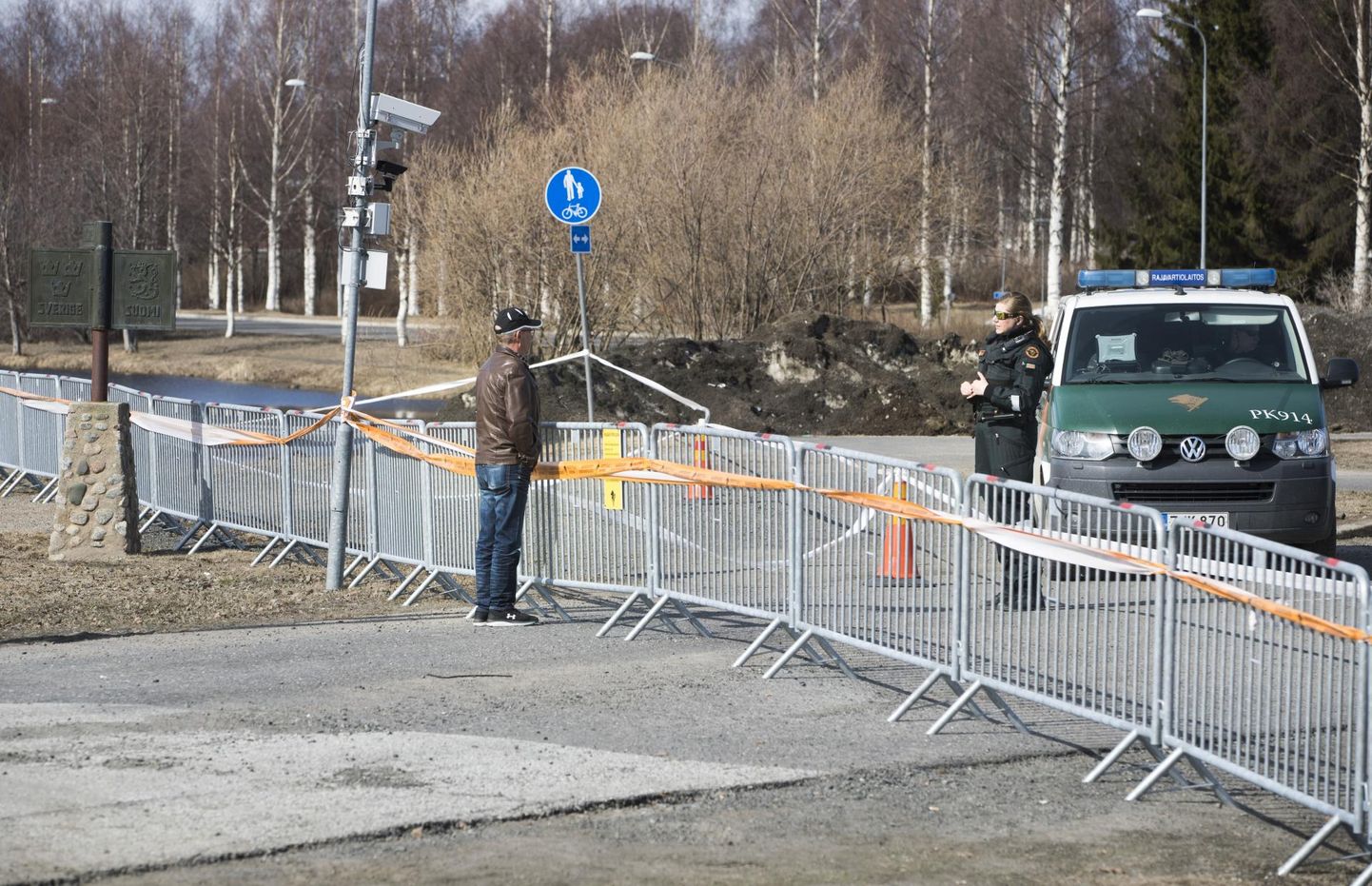 Жители расположенных на шведско-финской границе городов-побратимов Торнио и Хапаранда привыкли каждый день пересекать невидимую границу. Из-за пандемии коронавируса там установили металлический забор.