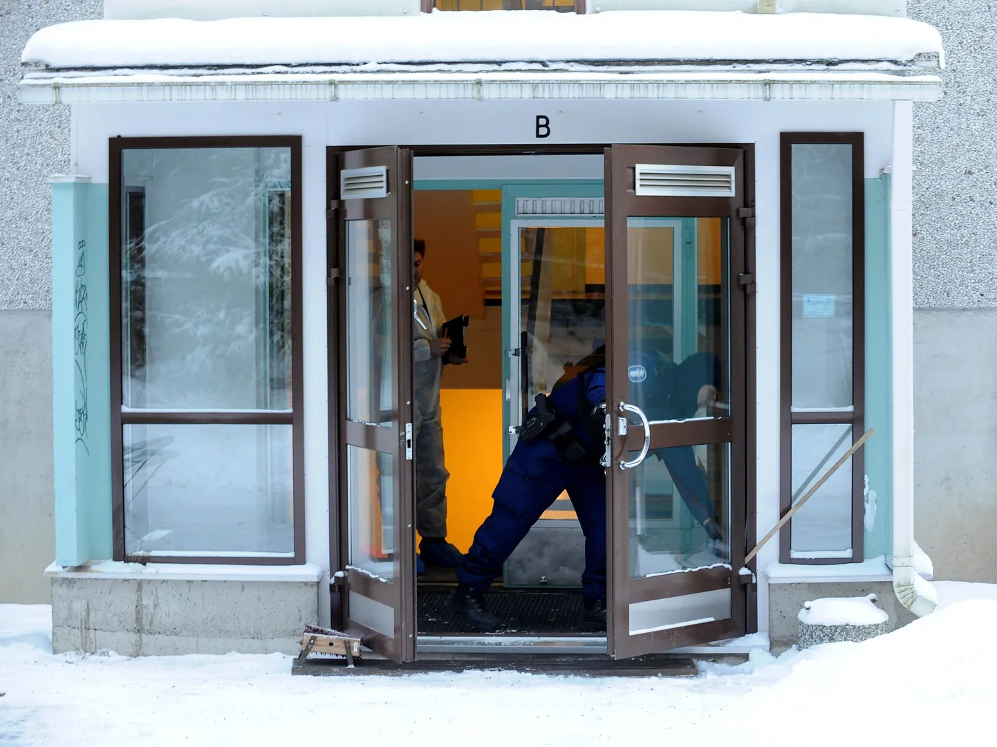Pupuhuhta linnaosas asuv kortermaja, kus veretöö toimus. Pildil uurib politsei trepikoja sissepääsu.