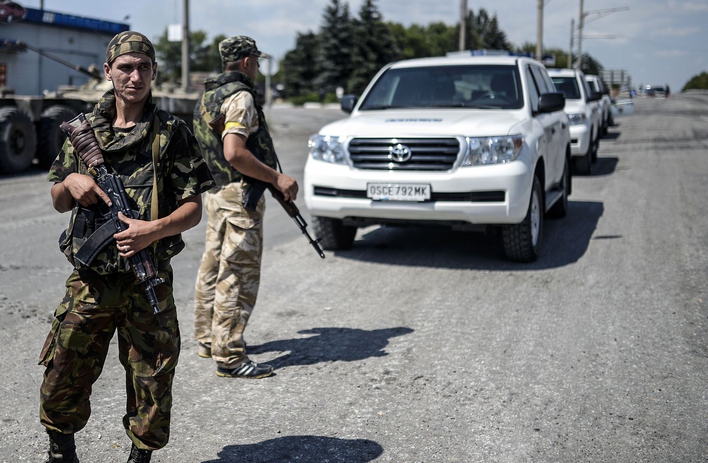 Украинские военные конвоируют экспертов ОБСЕ.