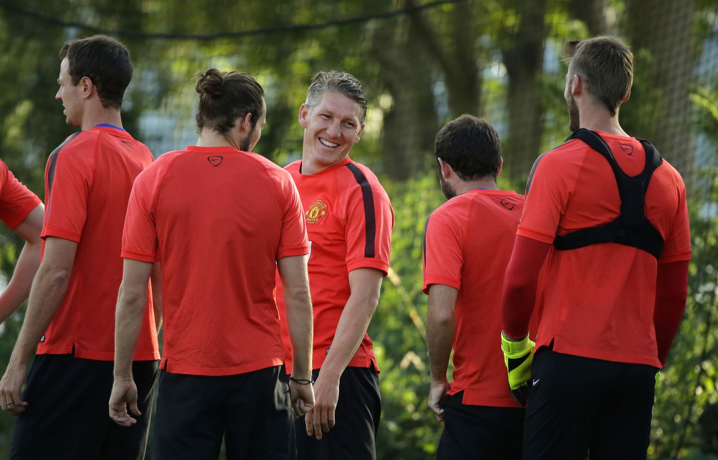 Bastian Schweinsteiger (keskel) naudib uute meeskonnakaaslaste seltskonda