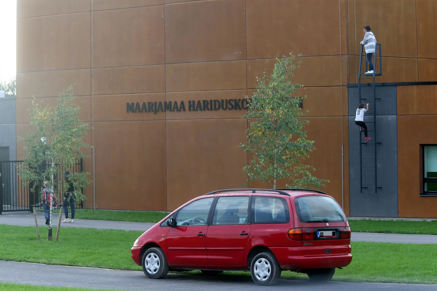 Juba eile päeval jõudis meediasse info, et Maarjamaa hariduskolleegiumis on kord käest ning õhtupoolikuks polnud midagi muutunud - kooli juures käinud Postimehe fotograafi kaamerasima ette jäid järjekordsed üle värava turnivad ja tuletõrjeredelil ronivad lapsed.