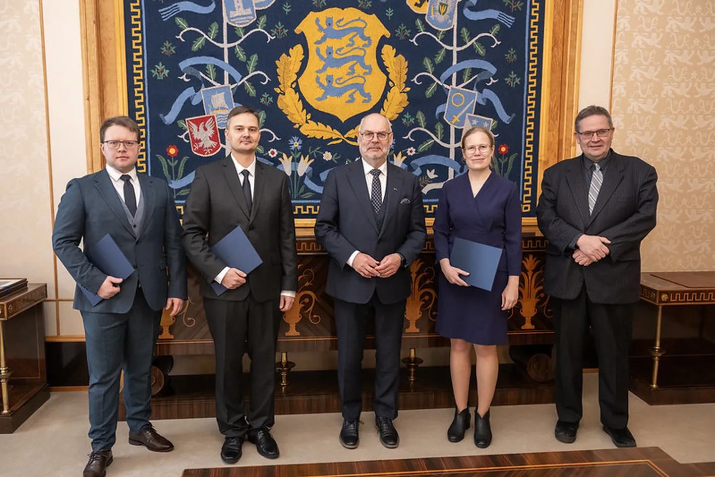 President Alar Karis nimetas täna Kadriorus ametisse uue ringkonnakohtuniku ja kaks halduskohtunikku, keda esitles riigipeale riigikohtu esimees Villu Kõve (paremal)