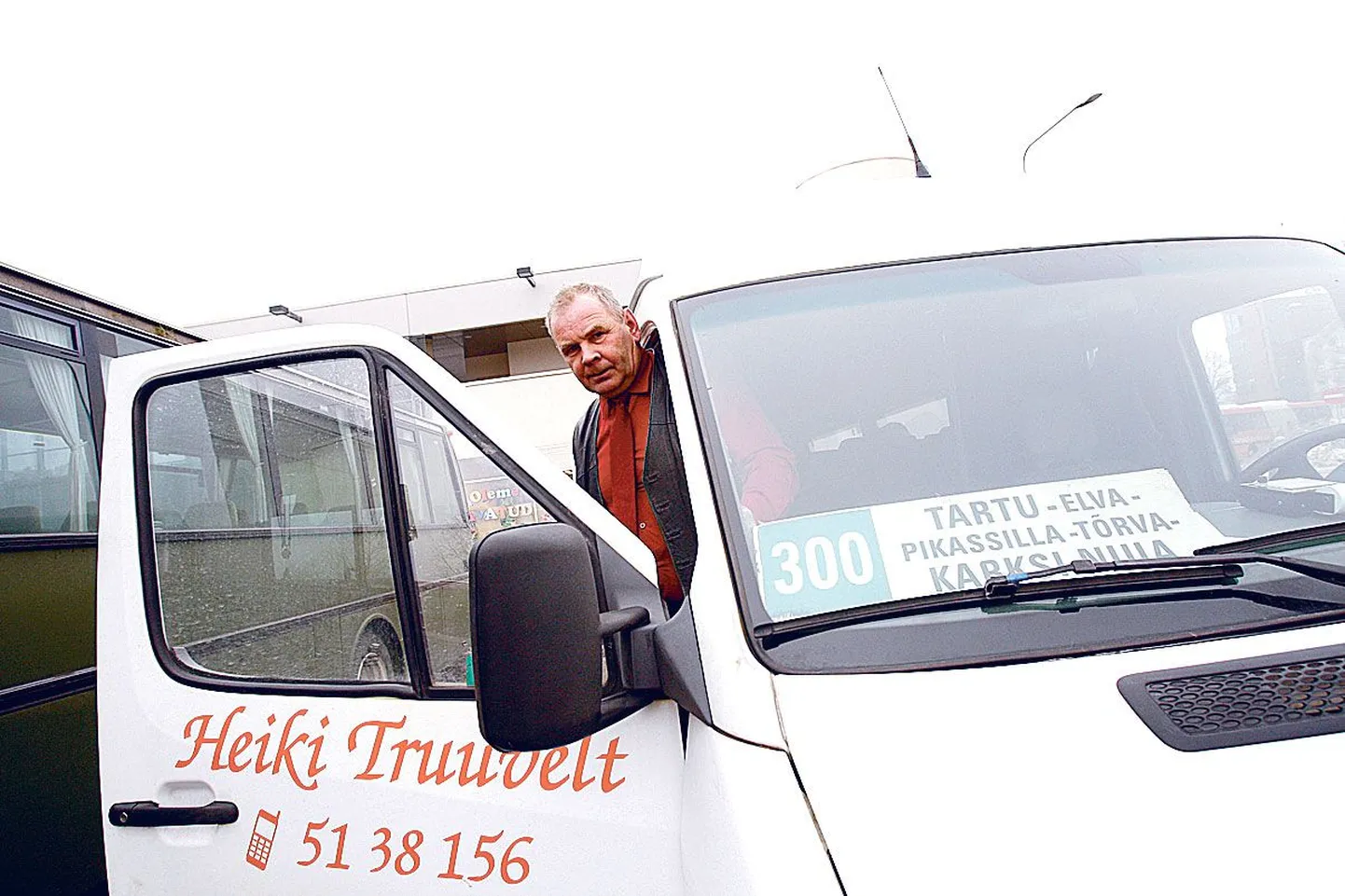Bussijuht Heiki Truuvelt ütles, et igal kuul jääb tal Karksi-Nuia ja Tar­tu liinil saamata sadu eurosid, sest riik kohustab puuetega inimesi vedama tasuta. Hüvitist pole selle eest ette nähtud.