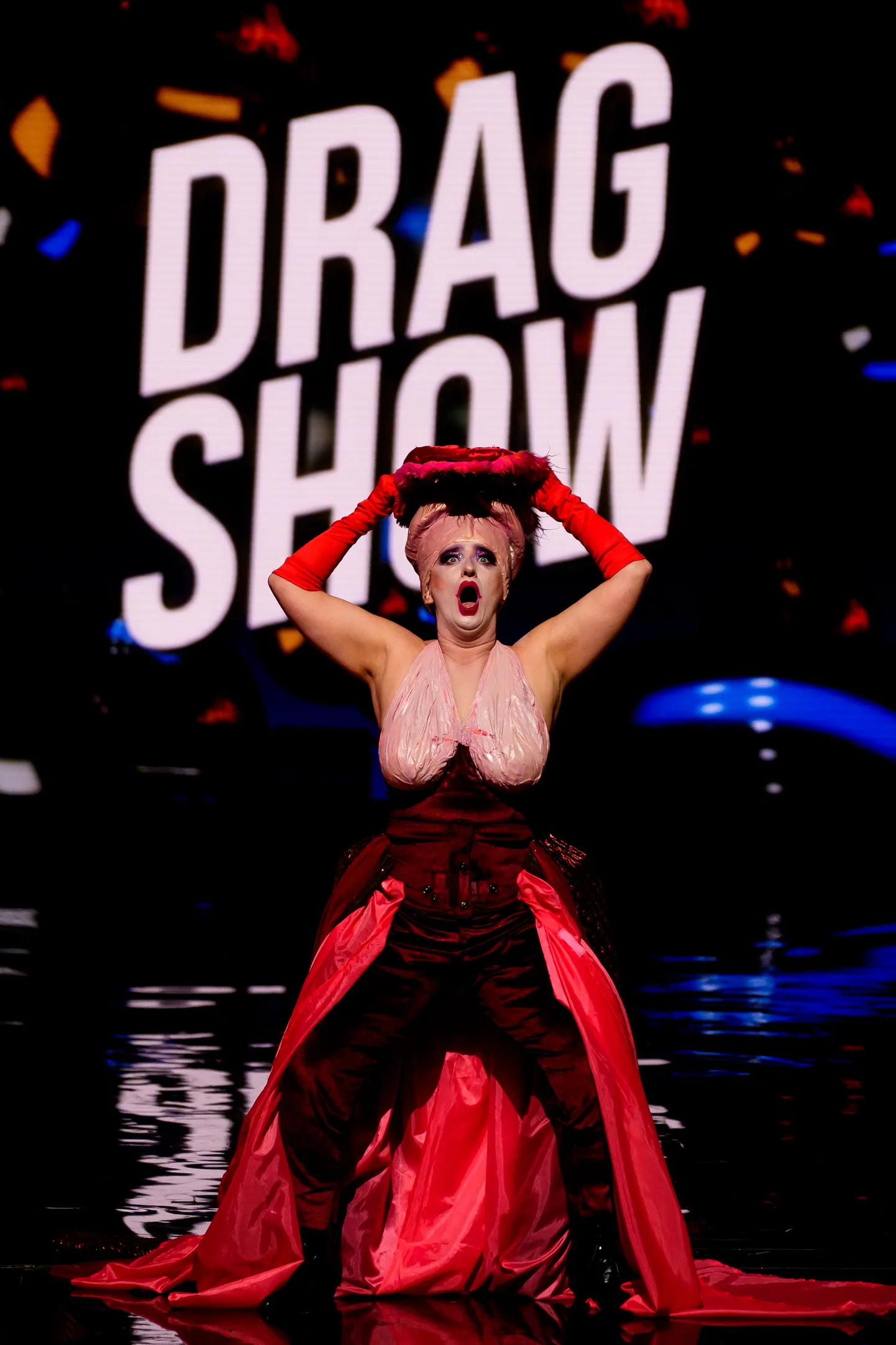 Aastavahetusel kandis ETV üle hiljem pahameeletormi tekitanud identiteedikabareed «DRAG SHOW vol 4», mida etendati Eesti Draamateatri laval.