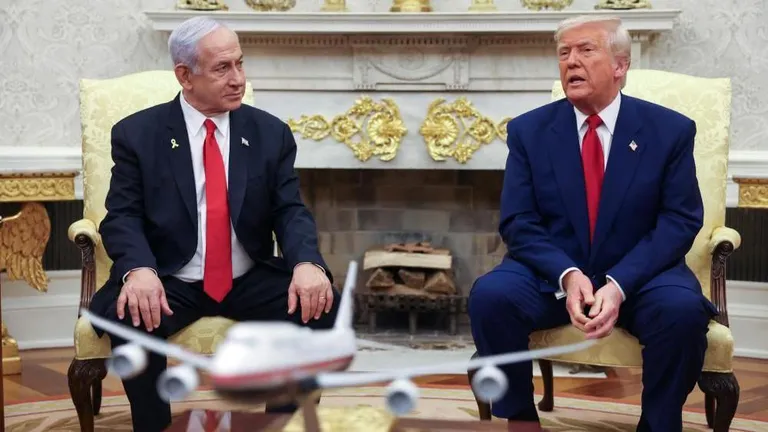 Президент США Дональд Трамп встречается с премьер-министром Израиля Биньямином Нетаньяху в Овальном кабинете Белого дома