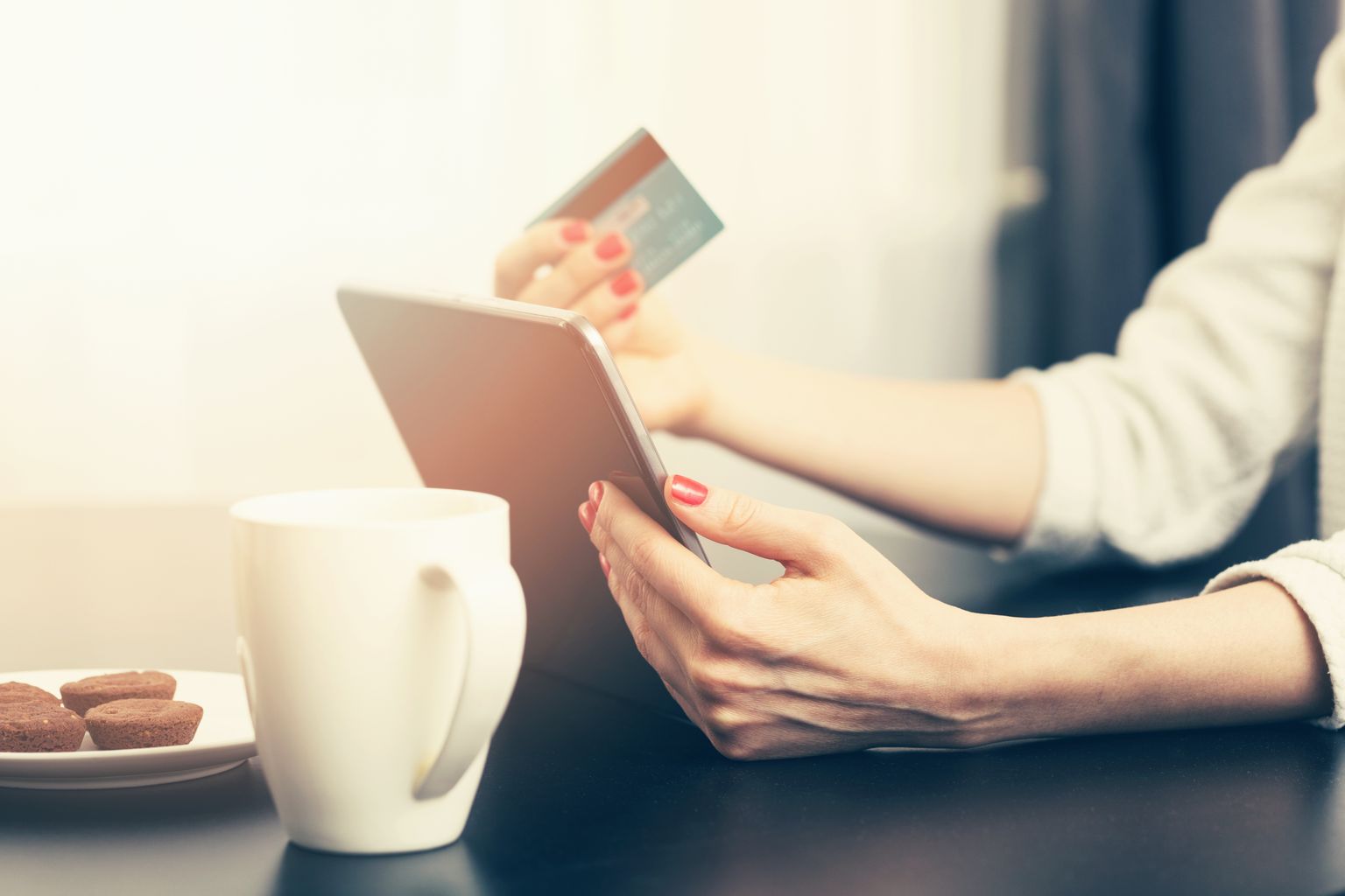 Kui varasemalt võisid mõned ettevõtted internetist krediitkaardiga ostes lisatasu küsida, siis nüüdsest on see keelatud.