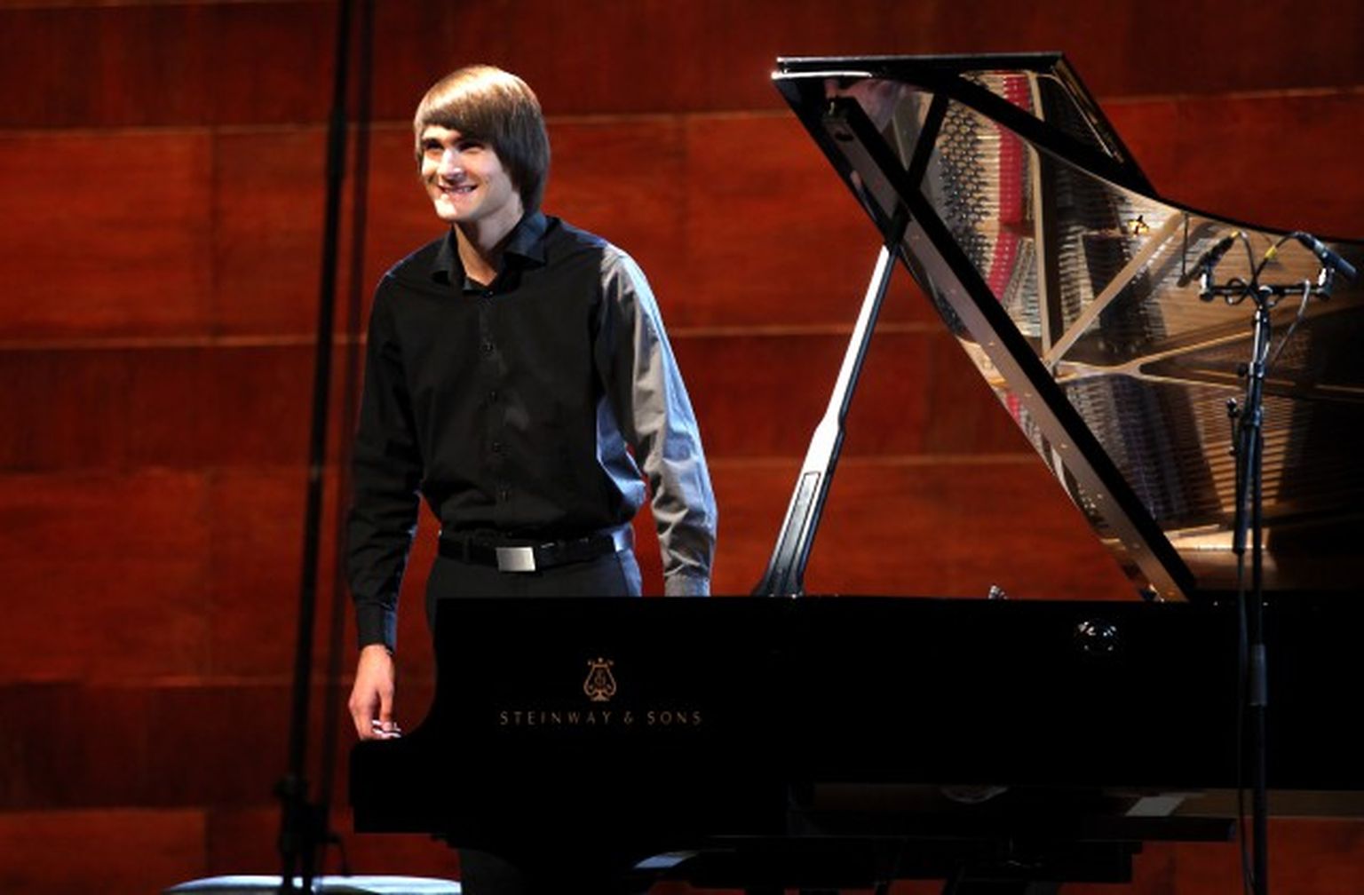 Pianists Vestards Šimkus uzstājas slēgtās Dzintaru koncertzāles atklāšanas koncertā