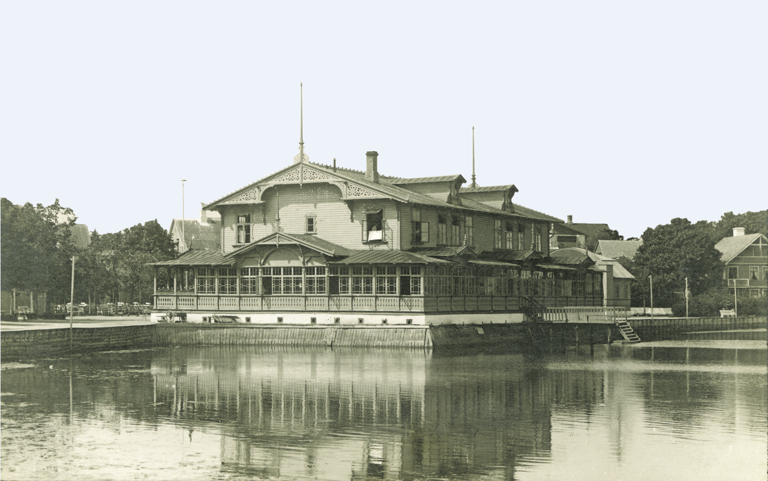 Курзал в Хаапсалу пристанью выдается в воду, 1920-е годы.