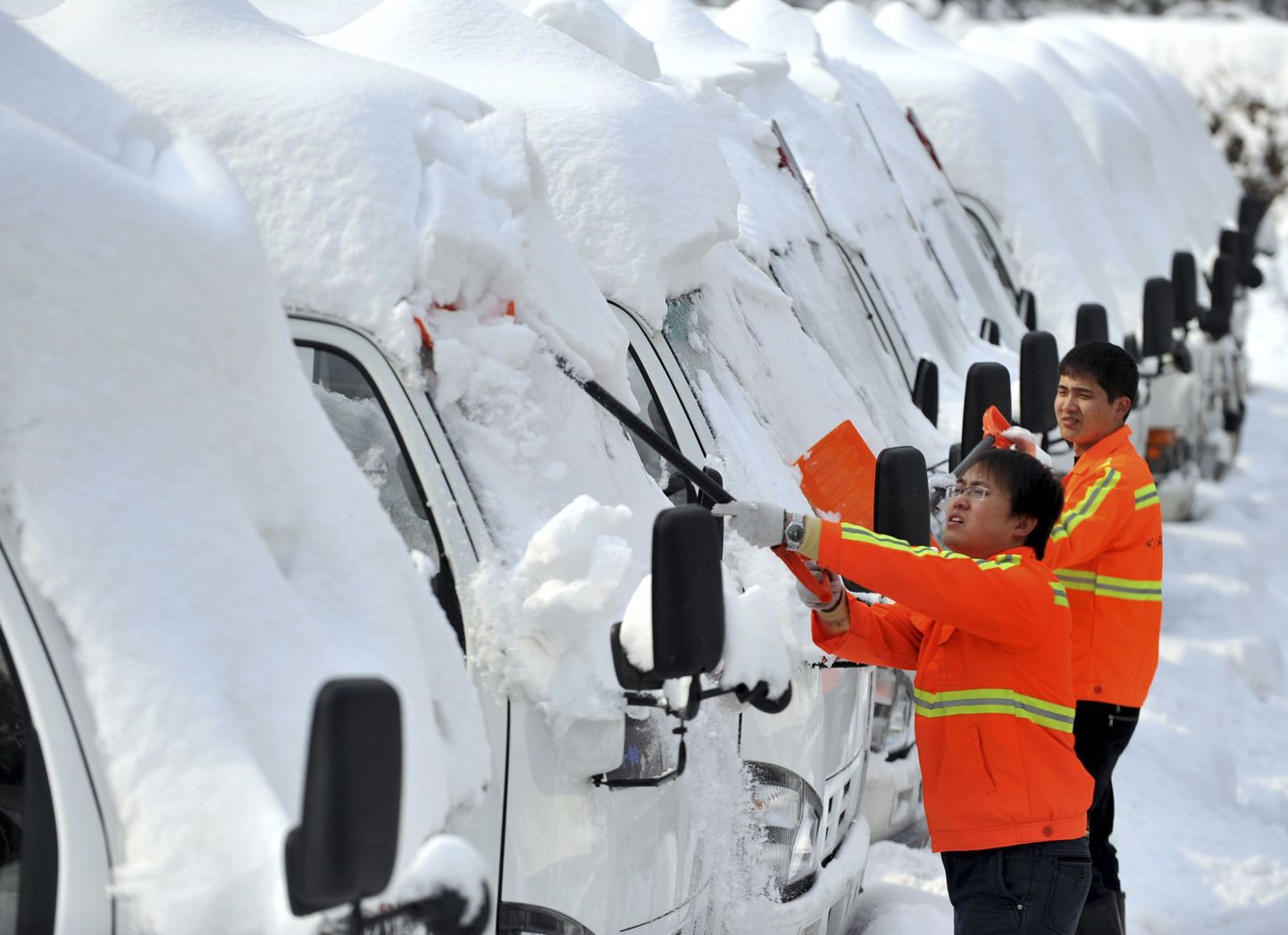 Töölised puhastavad autosid lumest. Foto on tehtud Põhja-Hiinas Shanxi provintsis  Taiyuanis.