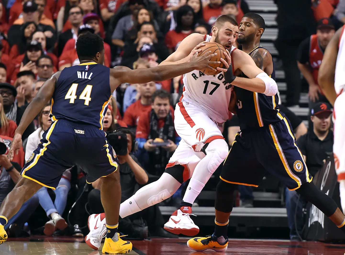Jonas Valanciunas (palliga) mängis Toronto Raptorsi võidus tähtsat rolli.