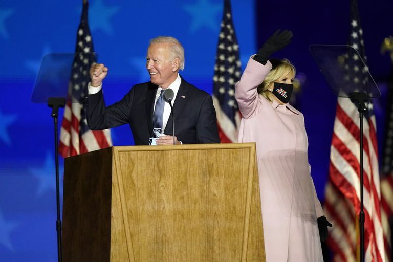 USA demokraatide presidendikandidaat Joe Biden pidamas 4. novembri varahommikul kõnet Delaware'is Wilmingtonis. Ta kõrval on abikaasa Jill Biden