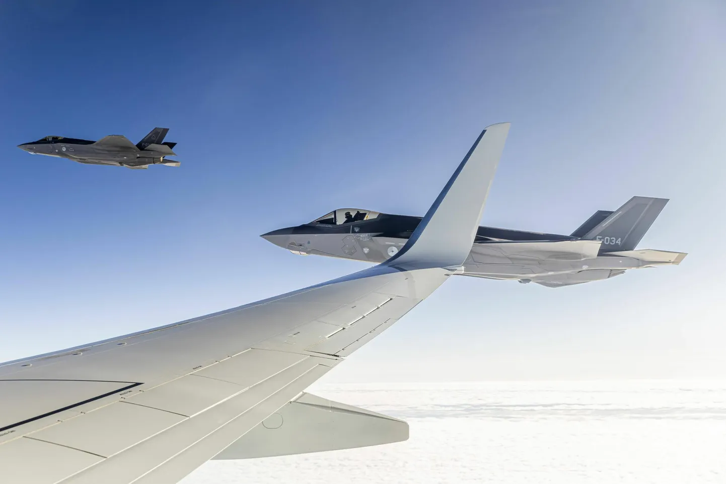Hollandi kuningliku õhuväe piloodid teevad hävitajatega F-35 Eesti õhuruumis madallende.