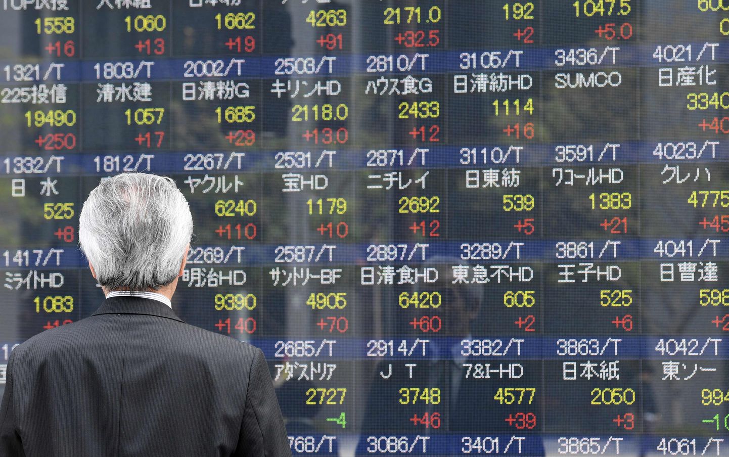 Jaapani ärimees vaatab kauplemisfirma aknal Tokio börsi aktsiate hindu.