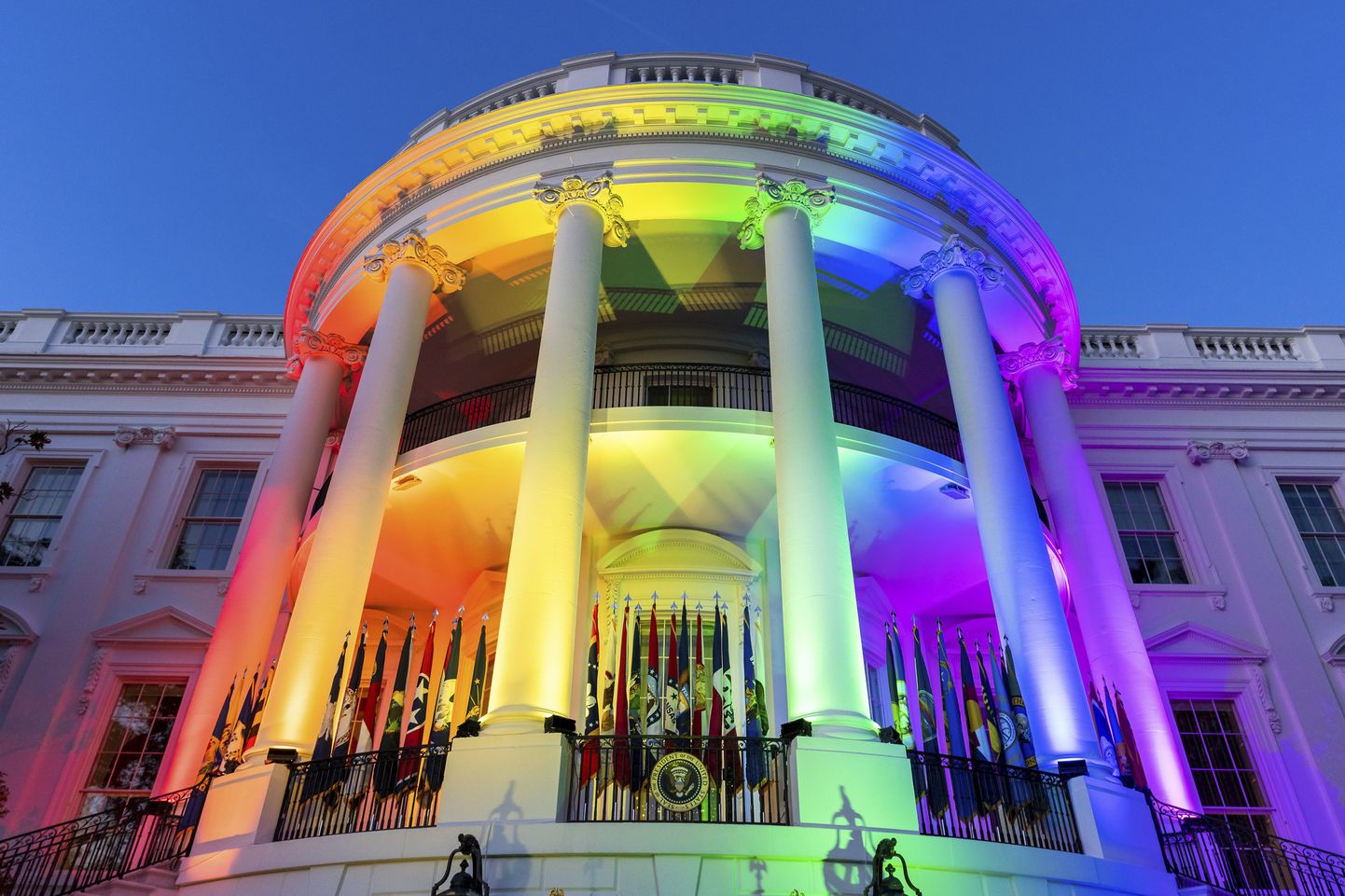 Vikerkaarevärvides Valge Maja väljendamaks president Joe Bideni toetust abieluvõrdsusele 13. detsembril 2022