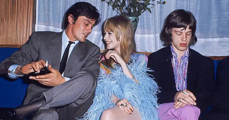 Alain Delon, Marianne Faithfull ja Mick Jagger jagamas diivanit ühel peol.